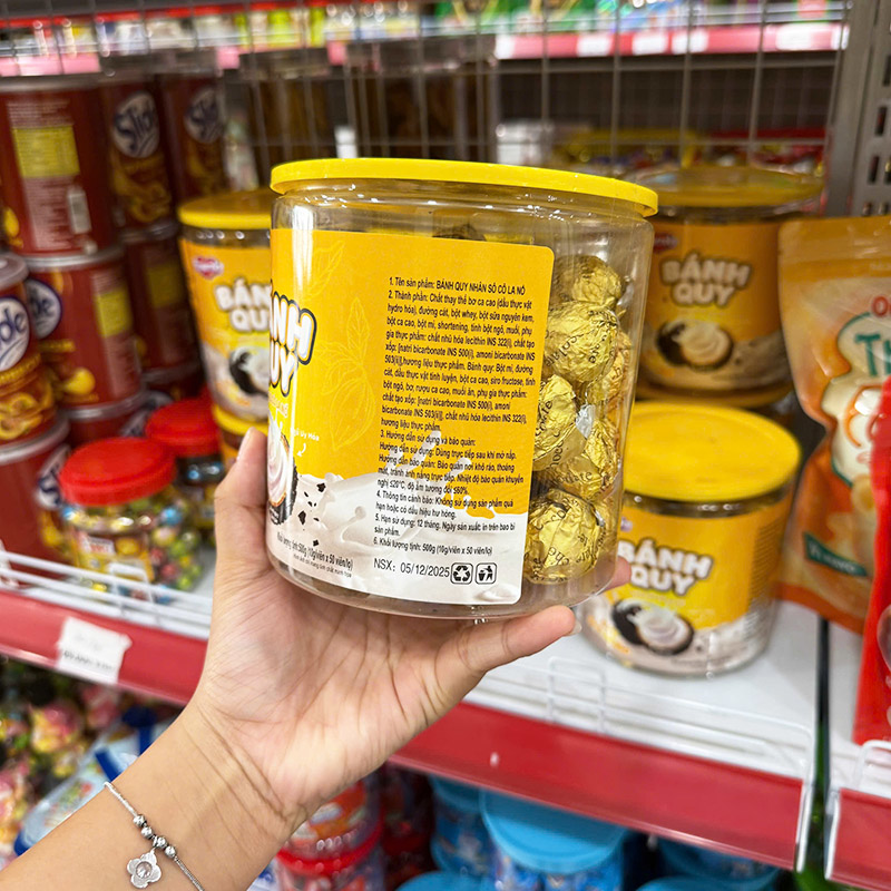 Bánh Quy Nhân Socola Nổ Cắn Bột Nhão Sugarsky 500g - Hộp Vàng Bánh Quy Nhân Socola Nổ Cắn Bột Nhão Sugarsky 500g - Hộp Vàng