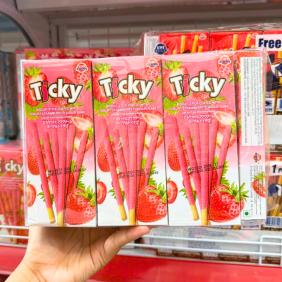 Bánh Que Đũa Phủ Yogurt Dâu Ticky Uni Firms Lốc 13 Hộp - Màu Hồng - 8858694610256