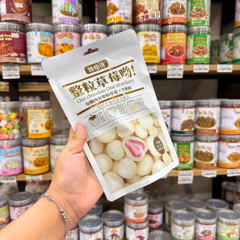 Kẹo Socola Bọc Dâu Tây Thơm Ngon Vị Sữa Chua 60g - Bịch Trắng Kem Kẹo Socola Bọc Dâu Tây Thơm Ngon Vị Sữa Chua 60g - Bịch Trắng Kem