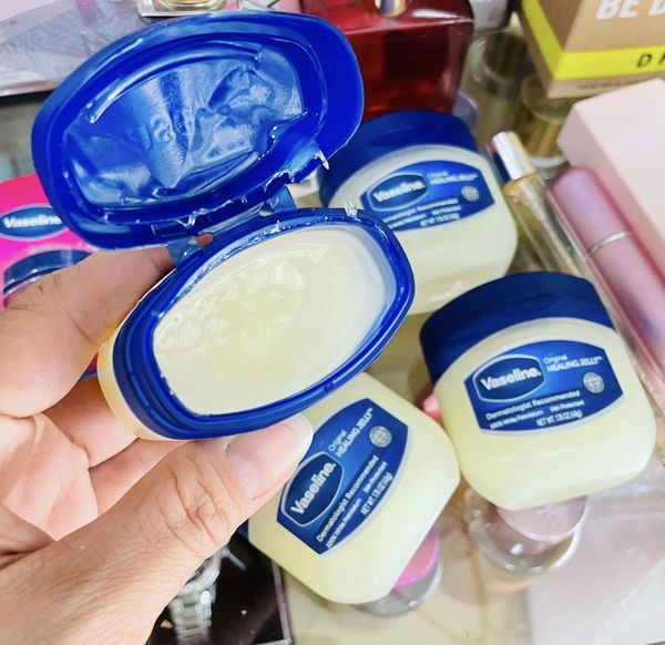sáp dưỡng Vaseline với nhiều công dụng