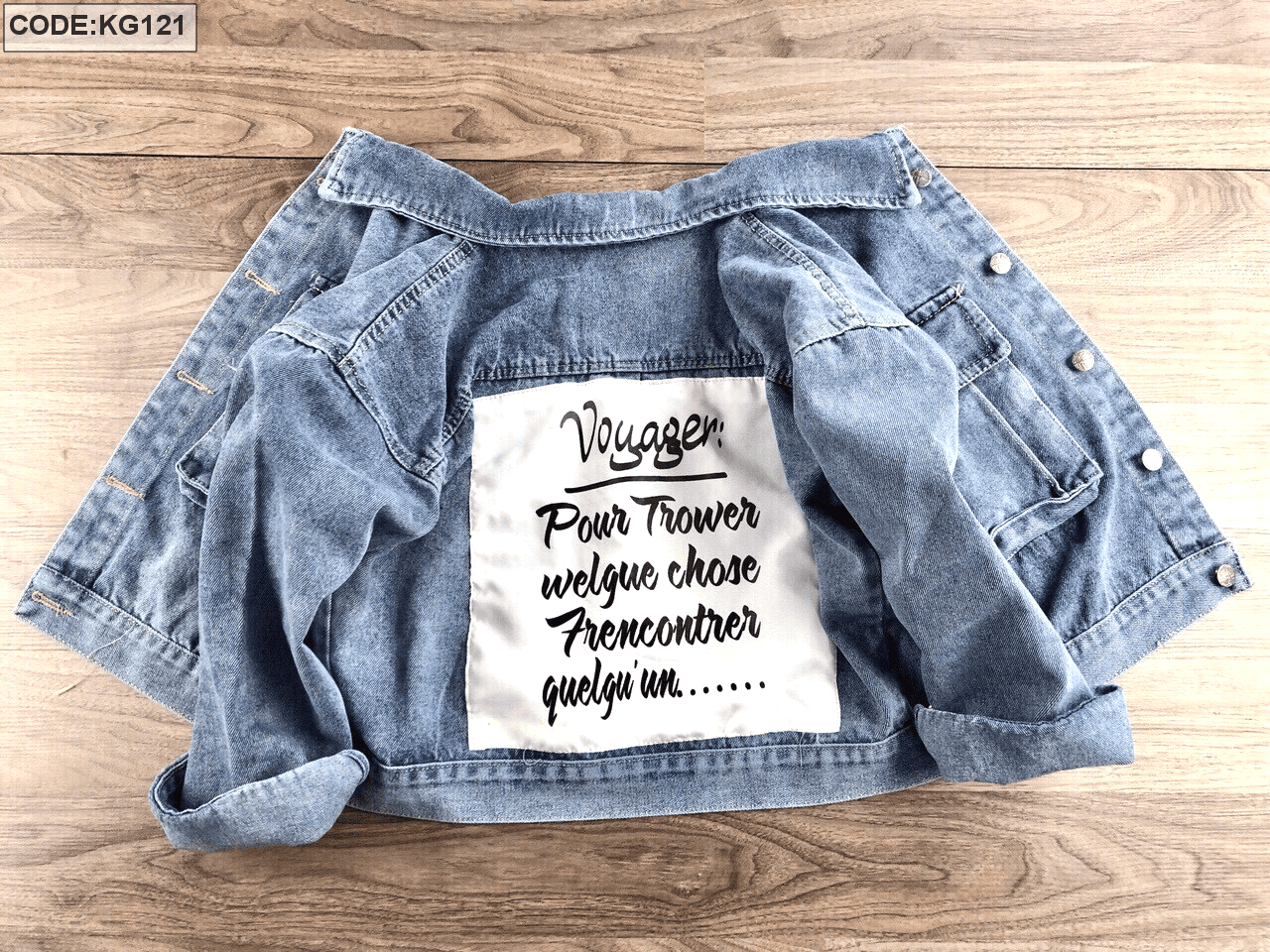 Áo khoác jean nữ cổ bẻ phối chữ giá sỉ - Kho Sỉ Quần Áo Nữ ANN Áo khoác jean nữ cổ bẻ phối chữ