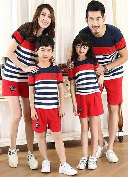 Gắn kết thành viên trong nhà với áo thun gia đình đẹp 2019 Mẫu áo sọc ngang này rất phù hợp để bạn cùng gia đình có những phút giây thư thái trên biển hay đi hóng mát, …